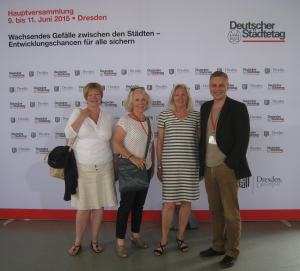 Die Bielefelder Delegierten der Paprikakoalition mit Ehrenaubergine (Sylvia Gorsler, SPD, Dorothea Becker, BfB, Doris Hellweg, Grüne - et moi